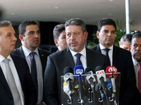 Presidente da Câmara Arthur Lira embarcou nas fake news de Bolsonaro e Paulo Guedes sobre alta nos preços dos combustíveis e fez aprovar medida para reduzir de forma desnecessária o ICMS. Foto: Wilson Dias/Agência Brasil