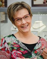 Helmiasiantuntija Sirpa Kurvinen