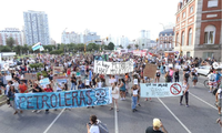 Movilización en Mar del Plata rechazando la explotación petrolera en el mar argentino