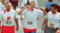 Wim Verhoorn (L) begeleidt nep prins Willem-Alexander bij de marathon van New York in 1992.