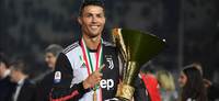 Cristiano Ronaldo alza il trofeo della Serie A