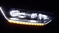 1100Lumen. Denní LED, LED blinkr. Dvojité potkávací, dvojité dálkové, dynamické stínování a dvojité odbočovací světlo v jednom světlometu+ další odbočovací světlomet v mlhovce LED.