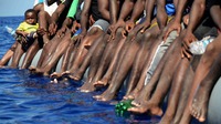 Una balsa con más de 200 personas frente a las costas de Libia en septiembre de 2017. GABRIEL TIZÓN (EFE)