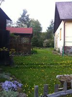 Pľacík na ranné cvičenie. Vľavo altánok na kávu. Latrína za rohom :)