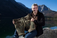 Bis zu 180 Stunden arbeitet Rudolf Daxner an einer Lederhose. Bild: Kasberger Bernhard