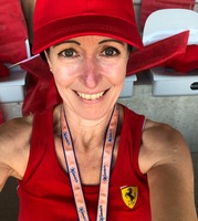Andrea, zu Ehren Niki Lauda mit roter Kappe und Ferrari Shirt