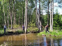 Talkoolaisia työn touhussa (kuva: Liisa Selvenius-Hurme)