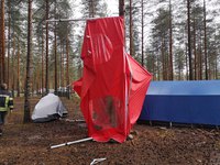 Kesäleiri 2019 Taipalsaari. Syöksyvirtaus vei naapuriteltan puuhun