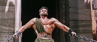Steve Reeves näyttelemässä Raamatun voimamies Simsonin kaltaista hahmoa vuonna 1958 (lähde: https://it.wikipedia.org/wiki/Steve_Reeves; luettu 25.2.2021)