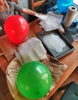 1. Nafoukněte si balonky a hlavně si nejdříve promyslete, kam balonky zavěsíte, než zcela uschnou a zatvrdnou