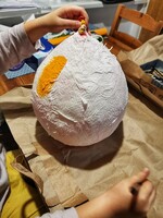 4. Pak už přišla na řadu oranžová tempera, resp. akrylová tempera, ale myslím, že to půjde i vodovkama