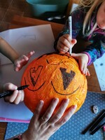 6. Na řadu přichází malování obličeje. Doporučuju si nejdříve tužkou obličej načrtnout, až pak malovat, protože, když uděláte chybu, můžete to vygumovat. Malovali jsme fixama, ale myslím, že jsme se zbytečně nadřeli, vodovky fungují taky moc dobře, jen musíte hlídat děti, aby jim štětec neplaval ve vodě.
