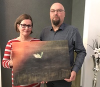 Puupohjalle painettu Tumma vesi sai kodin Sari ja Matti Isokallion luota.