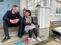 Bjørn og Anne på trappa til Rindal prestegård, der de bor.