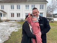 Anne og Bjørn med dattera Saga (2), som nettopp har fått øye på månen!