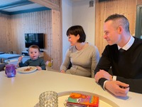 Saga, Anne og Bjørn rundt middagsbordet.
