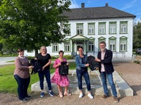 Vibeke Langli og Tom Godtland fra "Tid til å leve"-redaksjonen overrekker premier til Ingunn Romundstad, Bjørg Myrvang Negård og Siv Bakken.