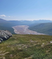 Usikt fra Gardfjellet. Gråsjøen er tappet ned på grunn av vedlikehold av demningen. Det gir en unik mulighet til å se Folda i det opprinnelige elveløpet. (Foto: Baard Gåsvand)