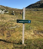 Stien mellom Kvennabekktjønna og Gråuttjønna. (Foto: Baard Gåsvand)