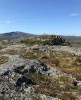Mot toppen av Gråurfjellet med Ruten i bakgrunnen. (Foto: Baard Gåsvand)