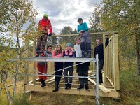 Å bygge båthus er både morsomt og lærerikt. På stillaset: Erik og Arnt Olav. Under: Anne, Milla, Frida, Birger og Kjetil.
