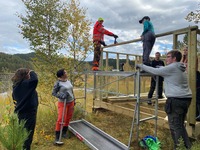 Gjertrud Kvam har tatt turen innom for å se hvordan det går med byggingen. Ingen tvil om at arbeidsmoralen er på topp, og tilbakemeldingene er udelt positive.