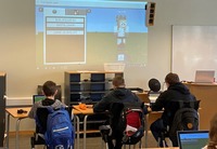 Oppgaven er å lage en bondegård i Minecraft. I fjor laget de samme elevene en moské, med alt inventar som hører til, i Minecraft.