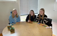 Margrete, Marianne og Ingrid spiller kort.