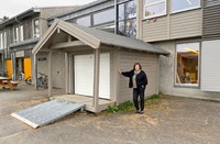 Gjertrud Kvam ved garasjen som ble bygget i TTL-timer for noen år siden.