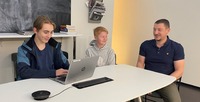 Anders, Håkon og Nils Arve jobber med programmering.