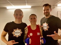 Finaalin jälkeen SM-hopeamitalisti ja valmentajat