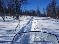 Skoterspår upp mot fjället