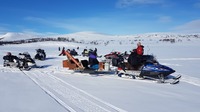 En blandning av skoteråkare och fiskare på Öjön 2021 03 12