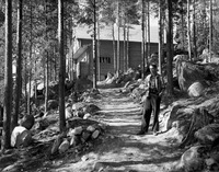 Seppo Näätanen vid huset i Ruovesi, ca 1949