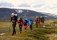 Opastan ryhmääni poluttoman taipaleen halki, kohti Halti-Highwayta. Taakse jää Govddosgaisi. Kuva: Wild Adventures North (IG: @wildadventuresnorth), Haltin valloitus 2020