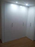armario plegable blanco en esquina