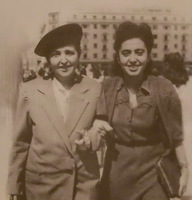 Ecaterina Balacioiu-Lovinescu și Monica Lovinescu, pe Calea Victoriei, in 1947 (fotografie din arhiva familiei Lovinescu aflată în custodia Fundatiei Humanitas Aqua Forte)