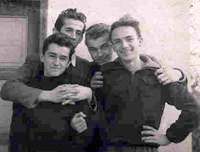 De la stînga la dreapta: Alfred Mertl, Emil Popescu, Nichita Stănescu și Mircea Petrescu (fotografie din arhiva familiei Alfred Mertl comunicată de Ioan Groșescu) - ultimul an de liceu, 1952