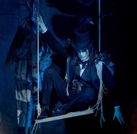 Sebastian Durán as Kråkan in "Snödrottningen" by Benjamin Staern at Malmö Opera. Photo: Malin Arnesson.