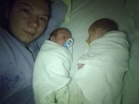 Třetí den po porodu, druhá probdělá noc, z nouze jsem od sestřiček vyprosila dudlíky, porušena první zásada: "Nechci, aby moje děti měly dudlík."