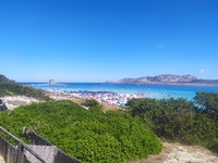 Spiaggia La Pelosa - jedna z nejkrásnějších pláží na Sardinii, jen jsme si toho přes ty deštníky nestačili všimnout