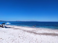 Spiaggia Le Saline - od La Pelosa vzdálená 16 km, bez lehátek, bez deštníků, bez baru a bez lidí, ale s vodou stejně průzračnou a pískem bílým jako sníh