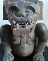 Urna de la deidad Jaguar, Cultura Zapoteca. Original en el Museo Nacional de Antropología (México)