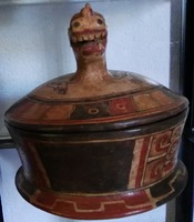 Réplica de vasija policromada ceremonial estilo códice con figura zoomorfa en tapa - Cultura maya