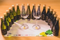 El kit de 16 botellas de 187 ml. y dos copas de cristal personalizadas utilizado en la edición pasada.