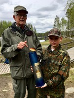 Vuoden kalamies Onni Tuupanen sai Taisto Saloniemen tekemän kiertopalkinnon toukokuussa 2019 Lasten kalapaikalla.
