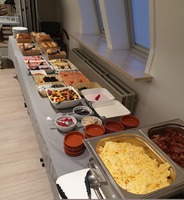 Ontbijtbuffet met warme gerechten op aanvraag