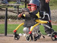Criança com mielomeningocele jogando baseball