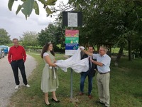 Neue Kampagne auf dem Tuniberg für Rücksicht gestartet. Unser Bild zeigt von links nach rechts Freiburgs Ersten Bürgermeister Ulrich von Kirchbach, die Badische Weinkönigin Katrin Lang, Markenenbotschafterin Lea Tritschler aus dem Badischen Winzerkeller, Holger Klein Stellvertretender Geschäftsführer Badischer Weinbauverband und Tuniberg Wein e.V. Vorstand Günter Linser bei der Enthüllung des neuen Schildes am Attilafelsen auf Gemarkung Breisach. Bild:Matthias Reinbold