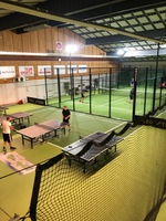 Padelbana och bordtennisbord inne